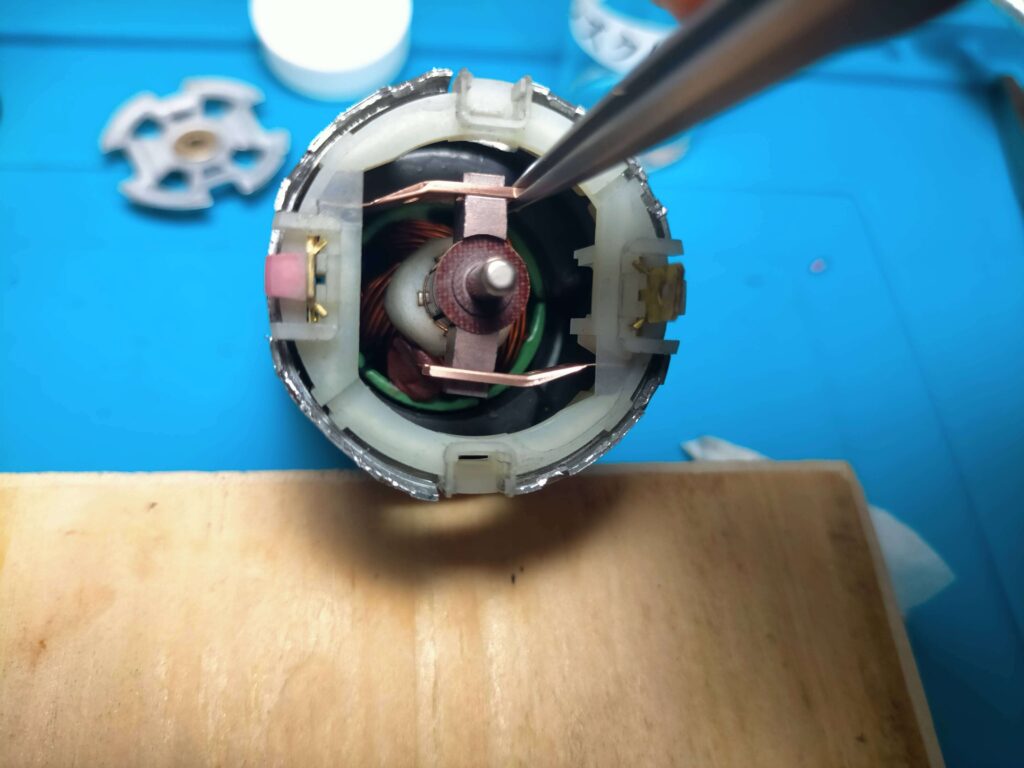 モーター内部のカーボンブラシを取り外す工程