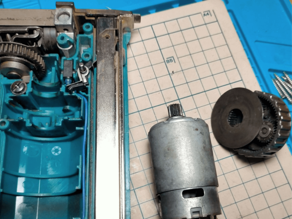 タッカ本体から直流モーターとスパーギヤユニットを取り外す