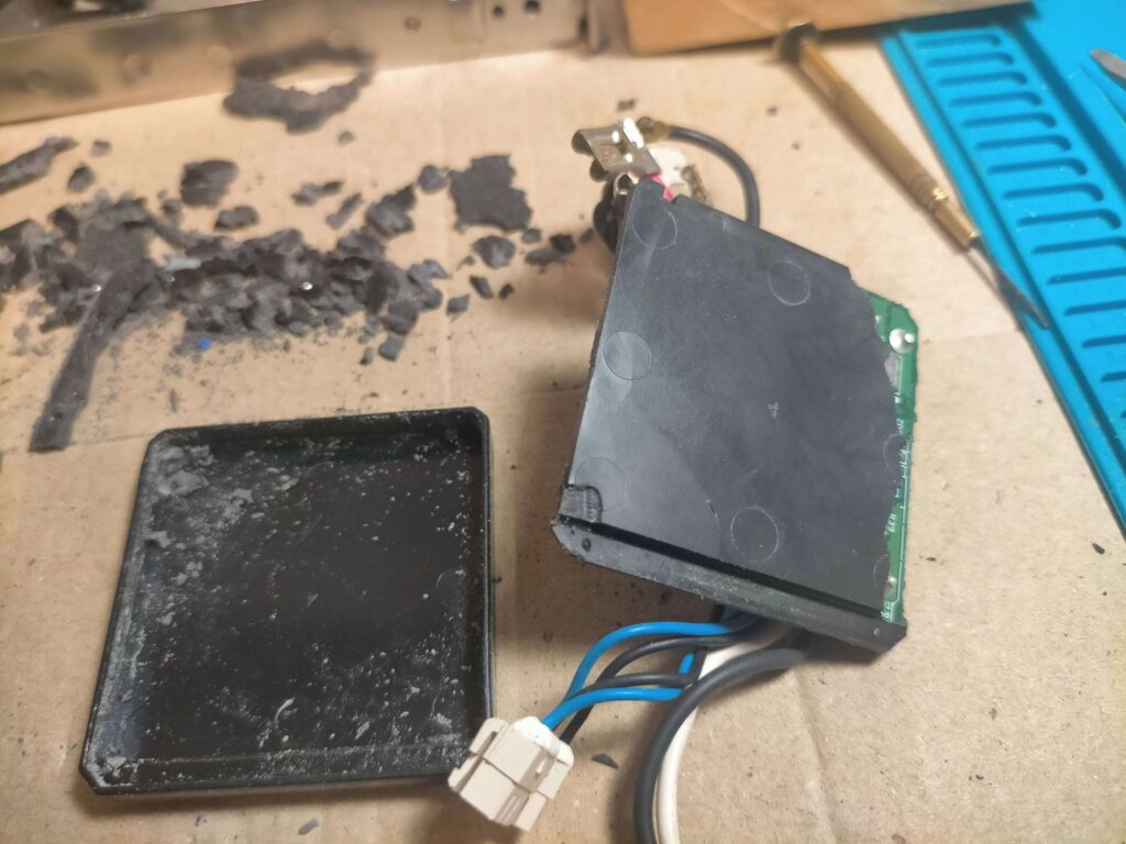 反対側の樹脂を剥がすために基板をケースから取り外す