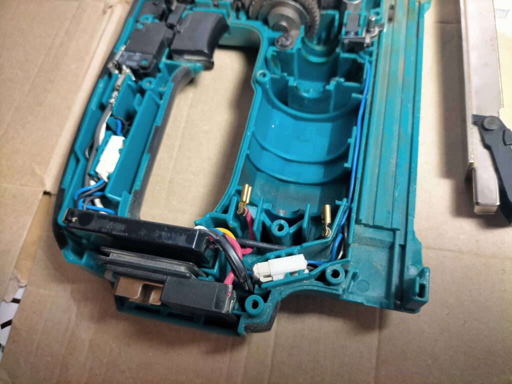 ステープルを装填するサブマガジン部分の取り外し