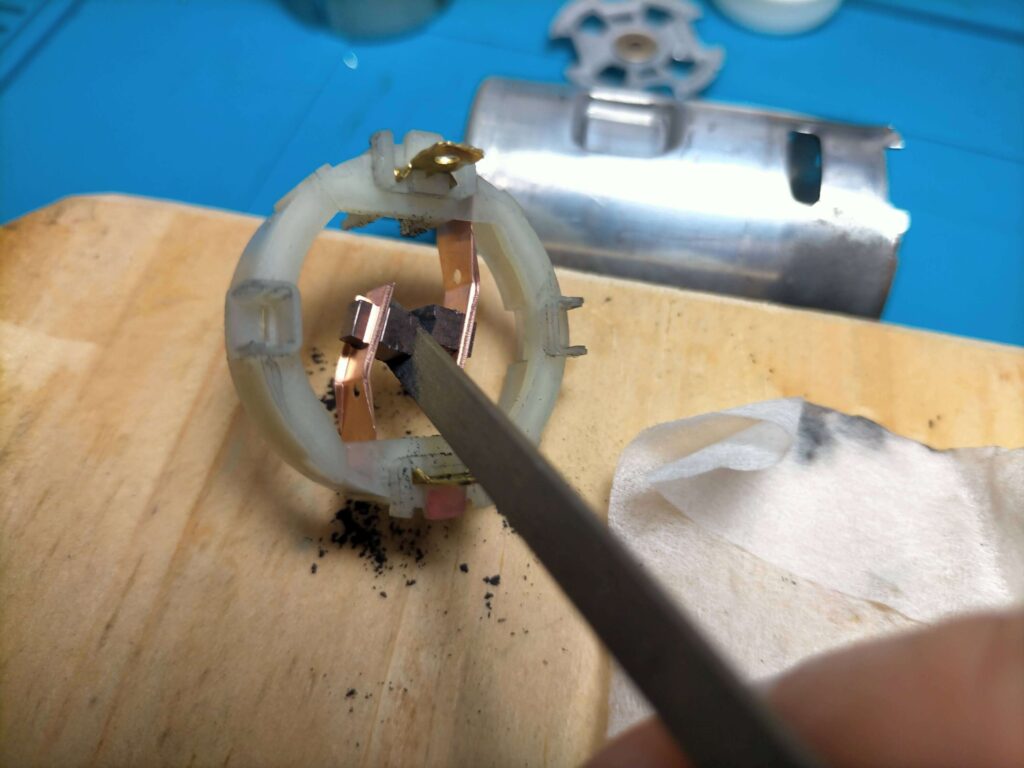 短絡防止のためにカーボンブラシの角を削って修正する