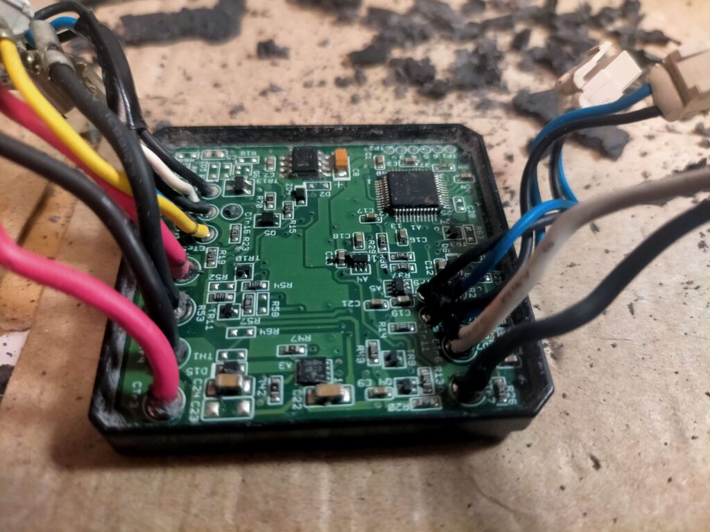 実装部品が見えるまで慎重に樹脂を除去している様子