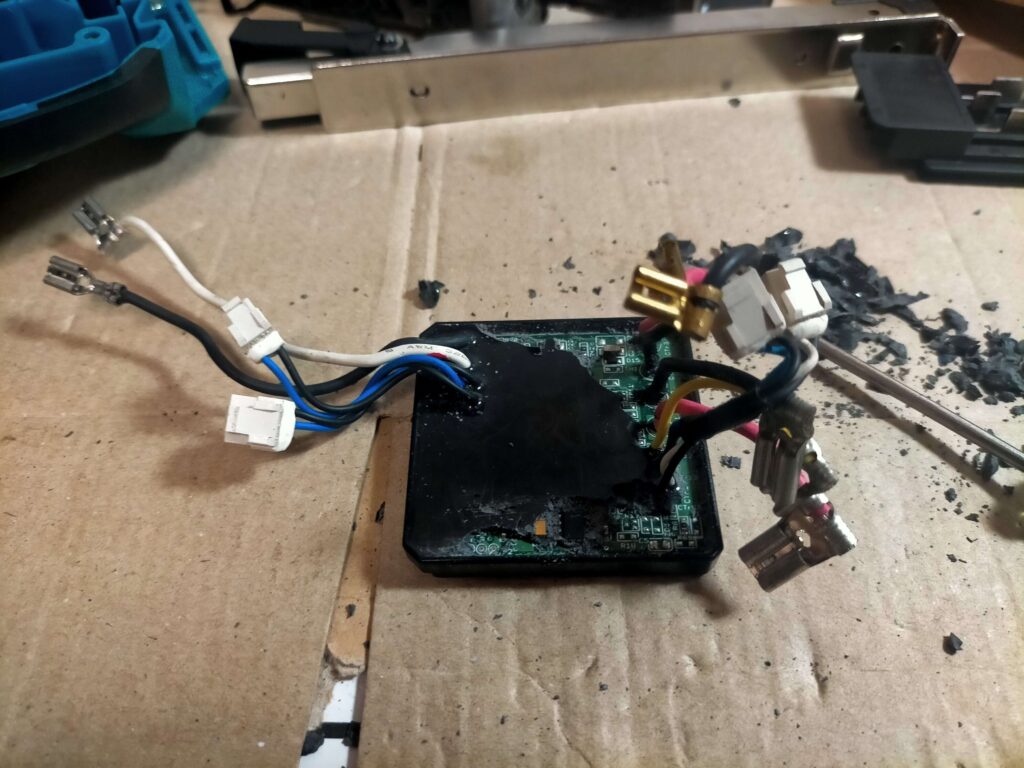 マイナスドライバーでコントローラの樹脂ポッティングを削り始める