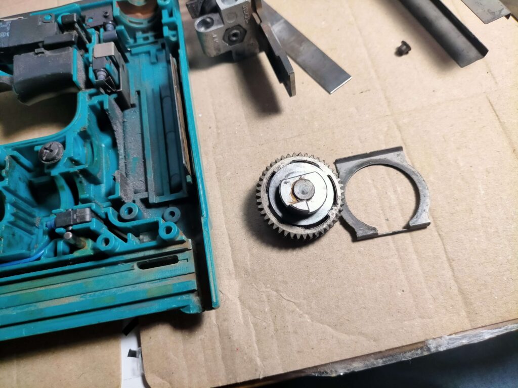 スパーギヤから取り外したギヤプレート