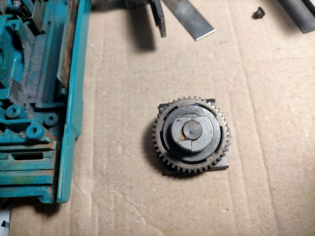 スパーギヤから取り外す前のギヤプレート