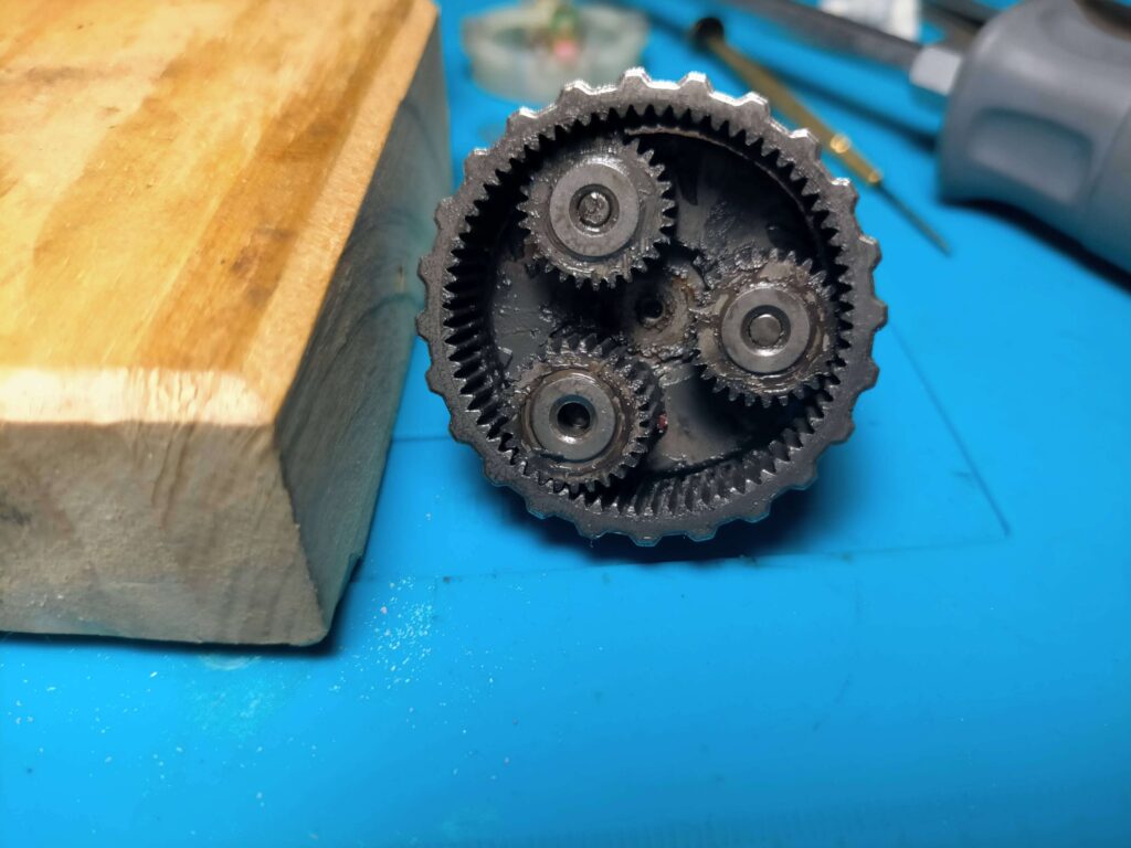 マキタタッカの駆動系部品であるスパーギヤとインターナルギヤ