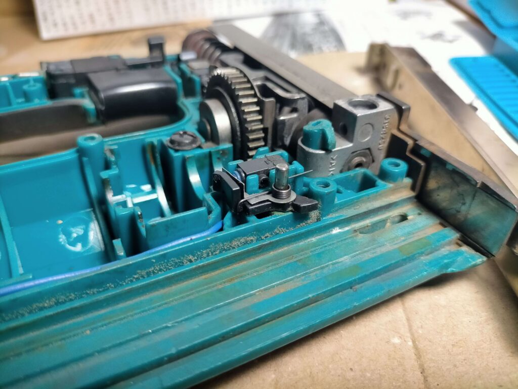 ステープル切れ検知スイッチ周辺の部品配置（分解前）