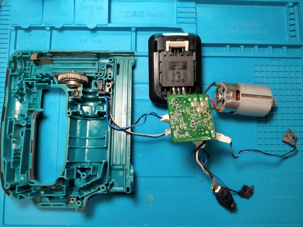 基板修理後の仮組状態で動作チェック