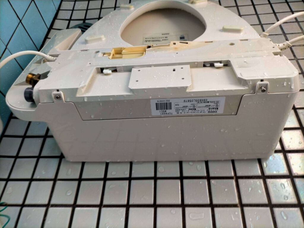 TOTO ウォシュレットTCF6221の裏側（分解前洗浄後）