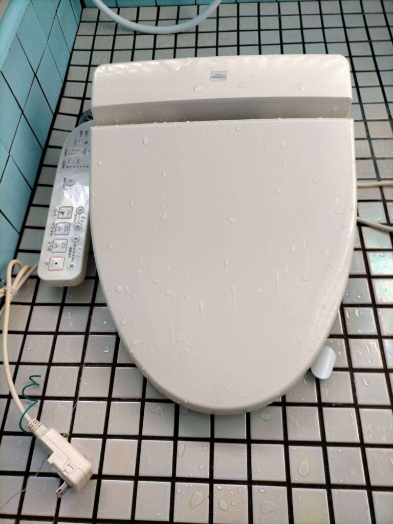 TOTO ウォシュレットTCF6221分解前洗浄後の外観（15〜20年使用）TOTO ウォシュレットTCF6221分解前洗浄後の外観（18年使用）