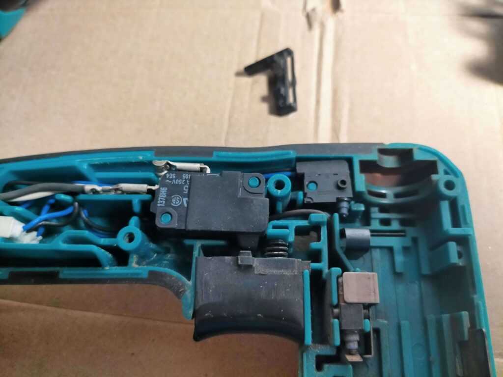 トリガースイッチ、コンタクトスイッチ、スプリング類の部品群