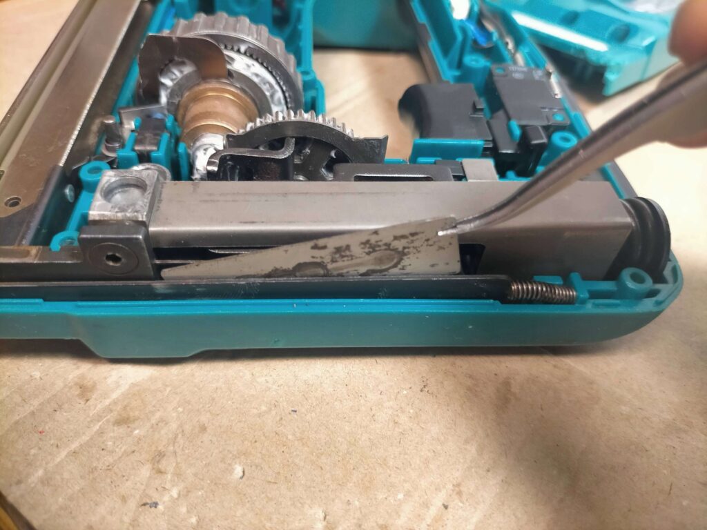 ッパープレートをハウジングの固定枠に差し込む