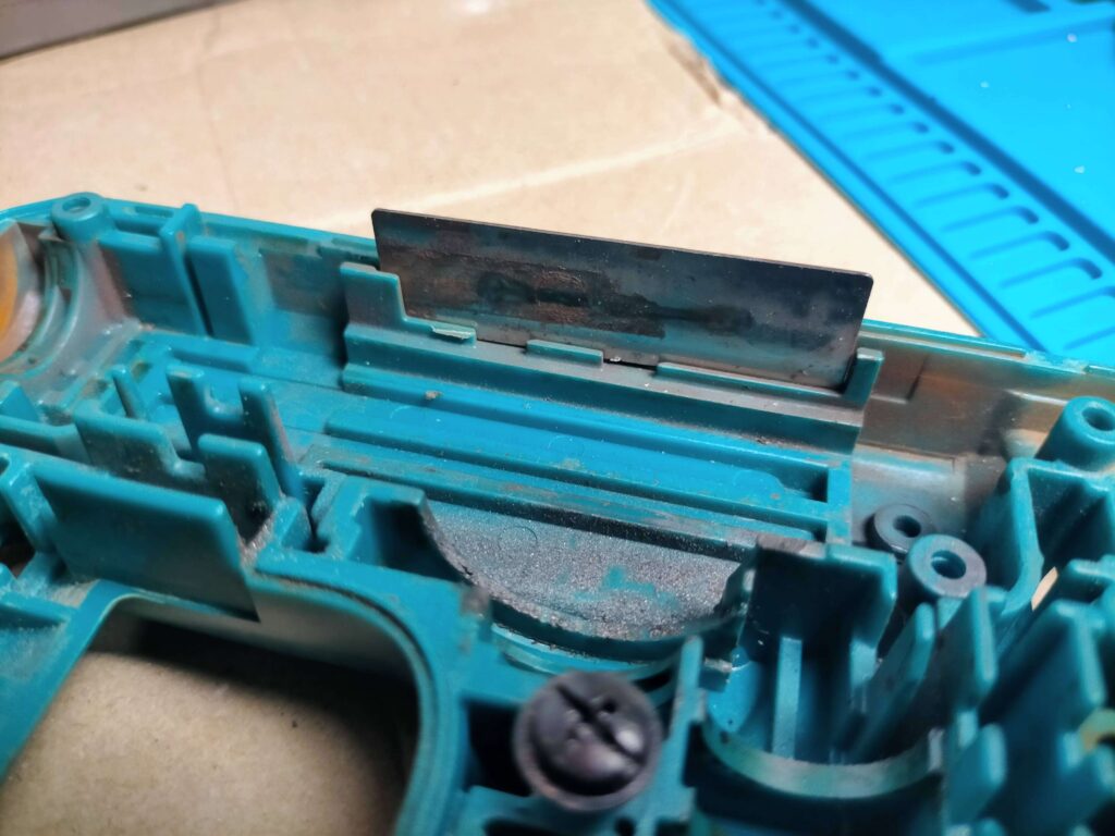 忘れずに取り外すべきアッパープレート部品