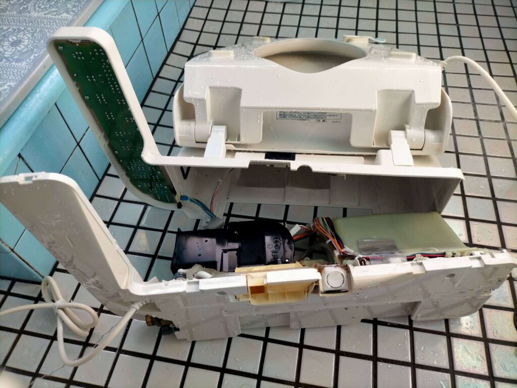 マイナスドライバーでこじってTOTO ウォシュレットを分解した内部全体