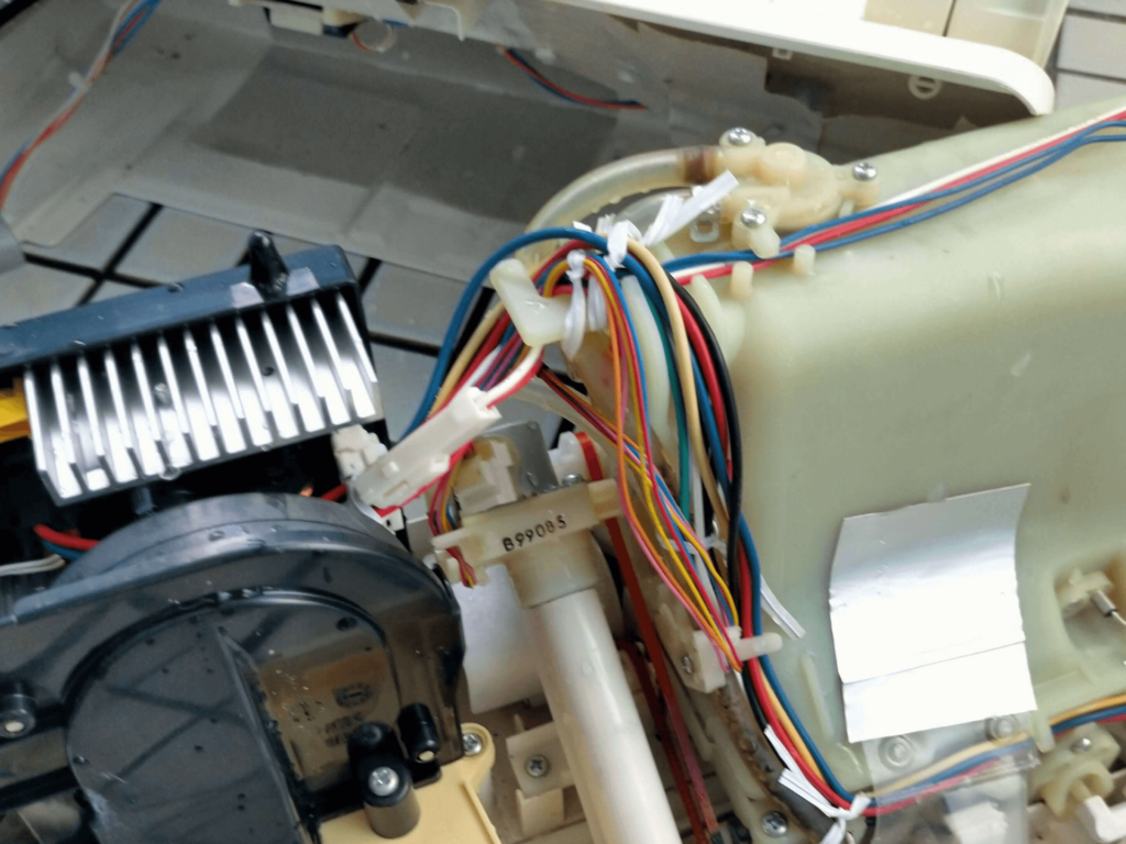 白く長いパイプがTOTO ウォシュレットノズル・ノズル後端には水圧モーター