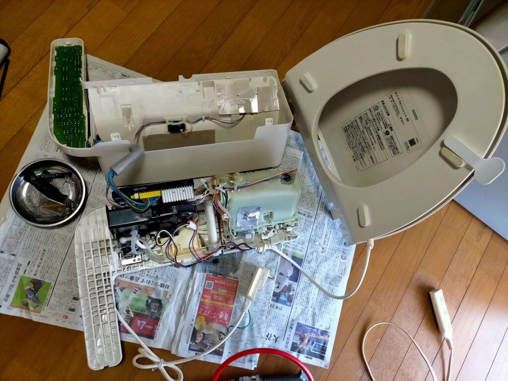 TOTO ウォシュレット便座部分を外した全体写真（白く長いパイプがノズル）