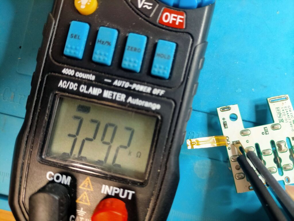 サーミスタと直列に接続されている3.3kΩチップ抵抗(温度検出回路)