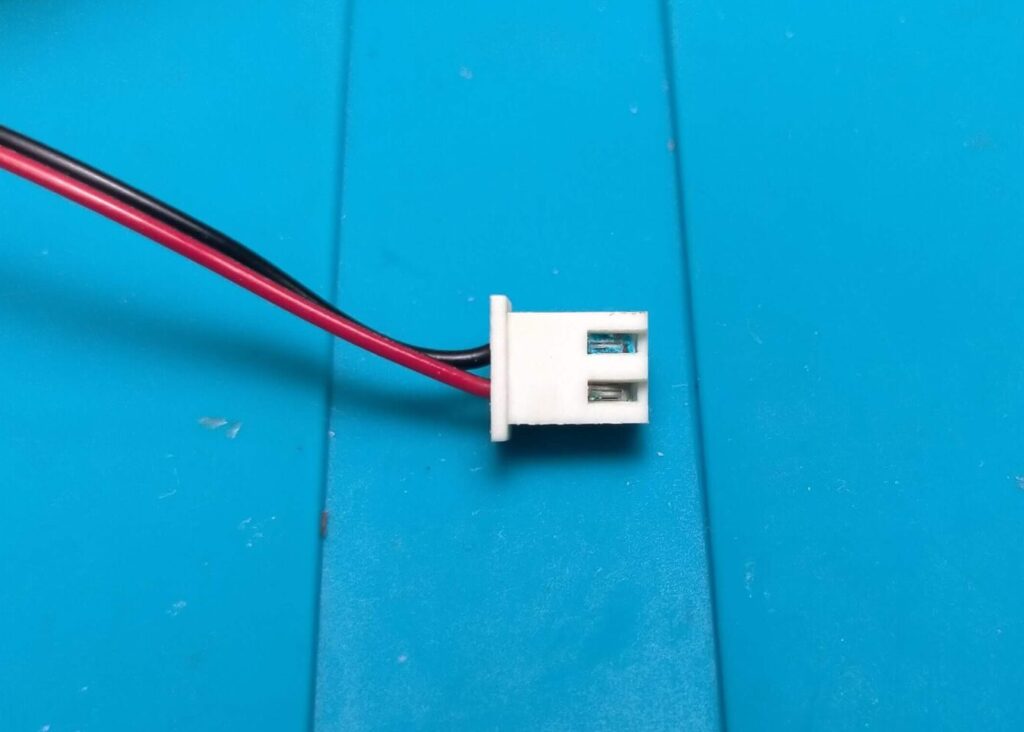 電源コネクタの基板側に緑色の腐食(液漏れがケーブルを伝って到達)