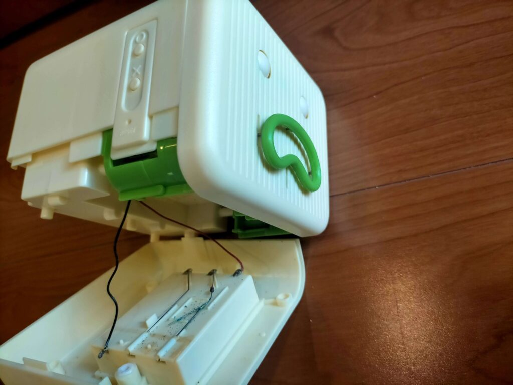 バンクマン草食系の電池BOX側の本体下側カバーを外した様子(ネジ4本)