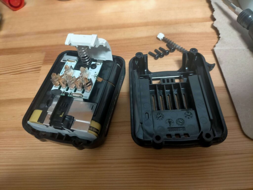 BL1015のカバーを外した内部(LG製IRC18650HB4セル3本確認)