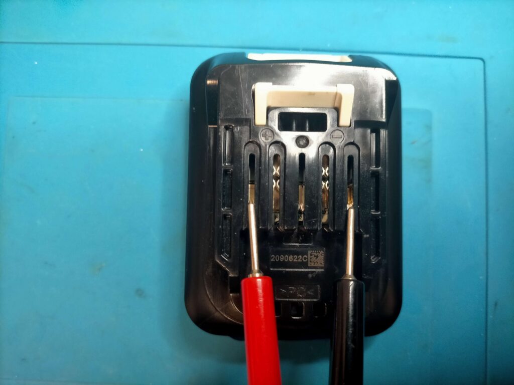 中央のセルを電圧測定する時の具体的な接続端子(テスター棒の位置)