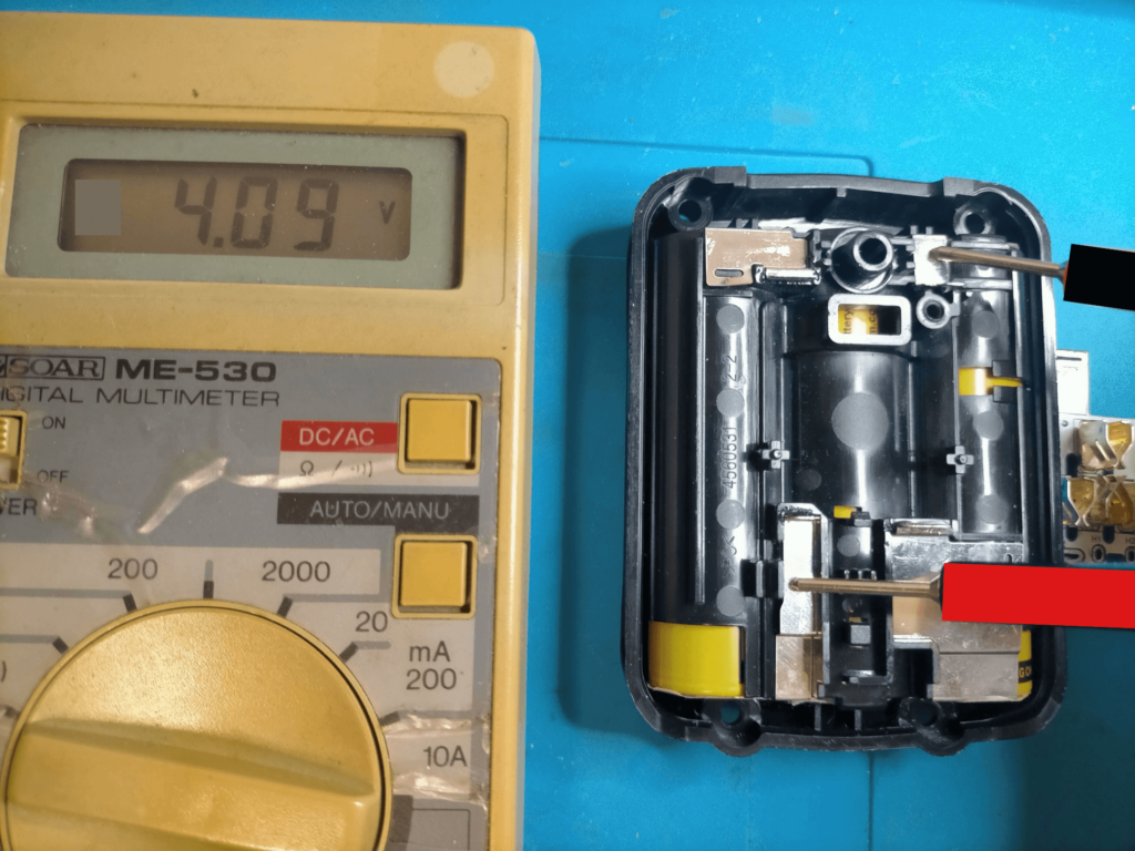 中央のセルの電圧測定と充電用ニッケルプレート(極性確認必須)