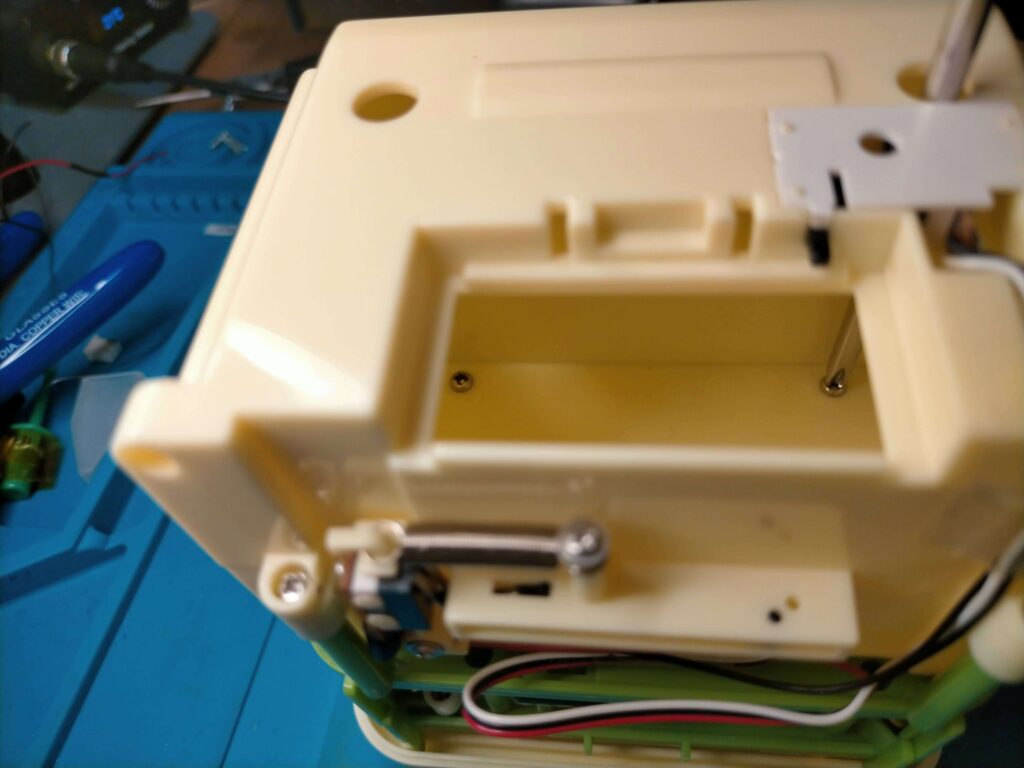 バンクマン草食系の貯金箱内部の固定ネジ2本を外す作業