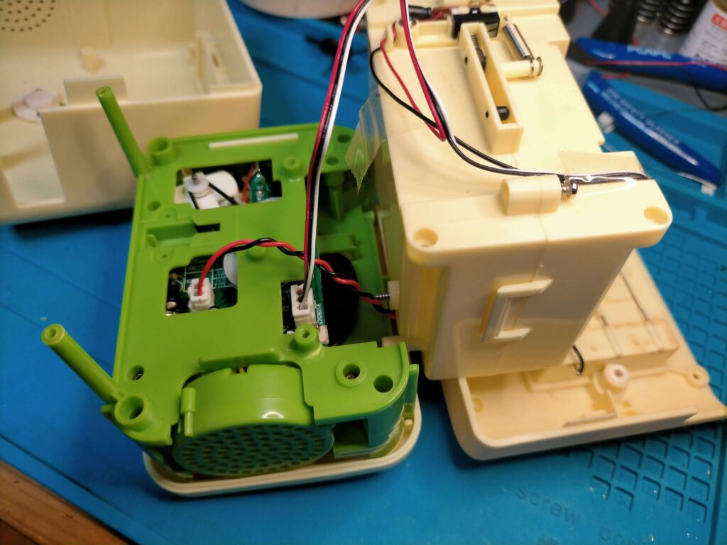 貯金箱内外の取付ネジ4本を外して貯金箱を取り外す