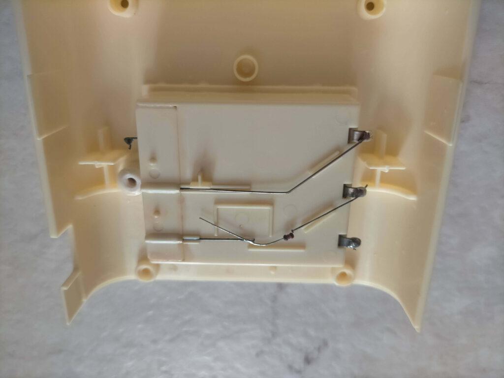 液漏れで腐食したヒューズまたは抵抗(0.25Ω推定)のリード線が断線した状態