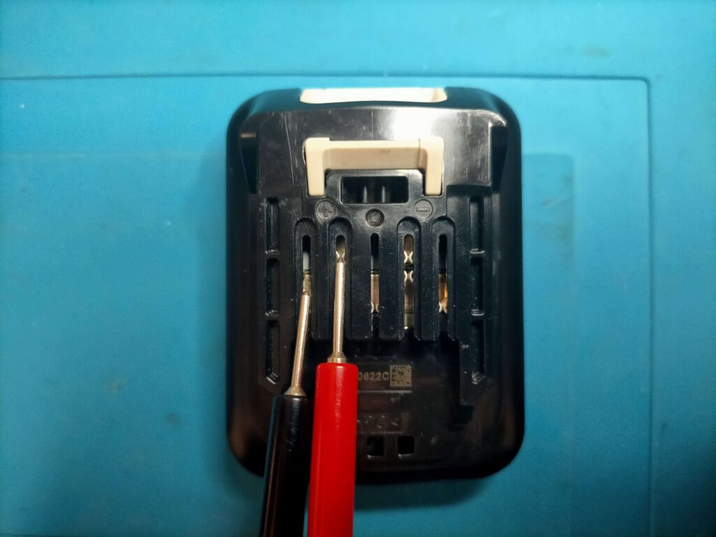 左端のセルを電圧測定する時の具体的な接続端子(テスター棒の位置)