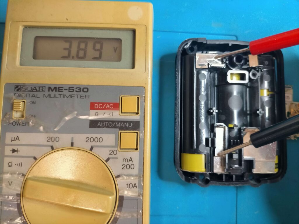 左端のセルの電圧測定と充電用ニッケルプレート(極性確認必須)