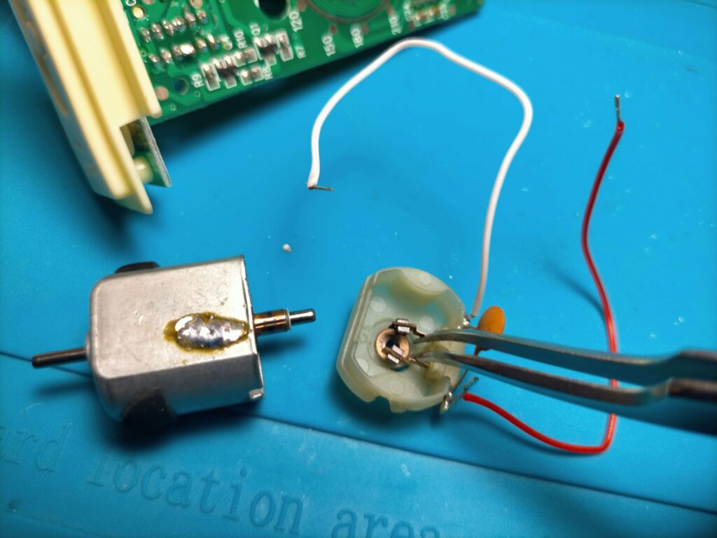 モーターのブラシをピンセットで広げる作業