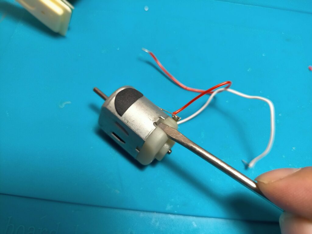 モーターケースの爪を折り返して固定完了