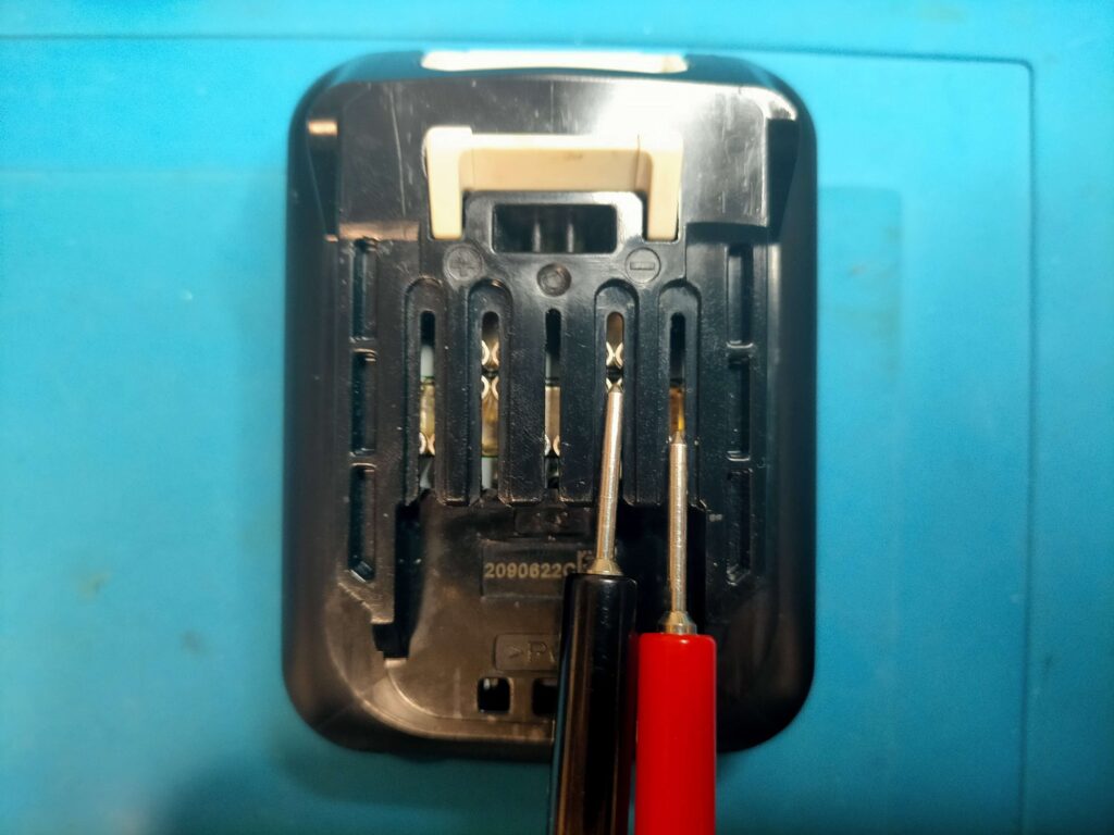 右端のセルを電圧測定する時の具体的な接続端子(テスター棒の位置)