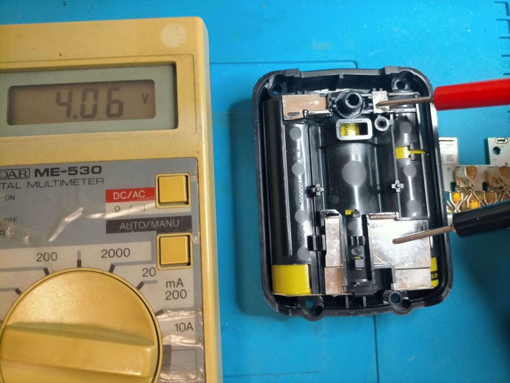 右端のセルの電圧測定と充電用ニッケルプレート(極性確認必須)