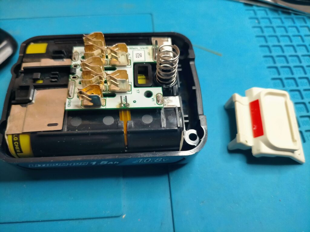 ネット購入したサーミスタをマキタBL1015バッテリーケースに収めた状態