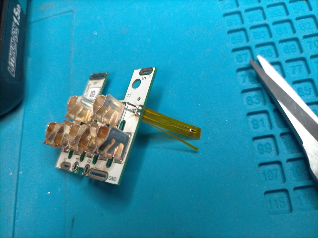 サーミスタの幅が大きかったのでハサミでカット(バッテリーケースに収納)