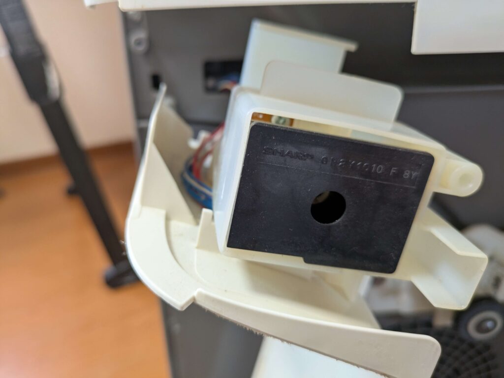 黒いBOX内にホコリセンサー