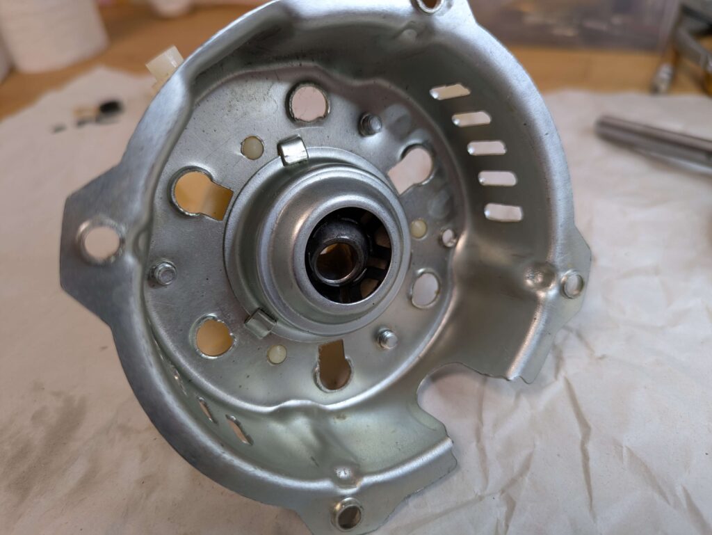 ボール型のジョイントを動かしながら清掃作業