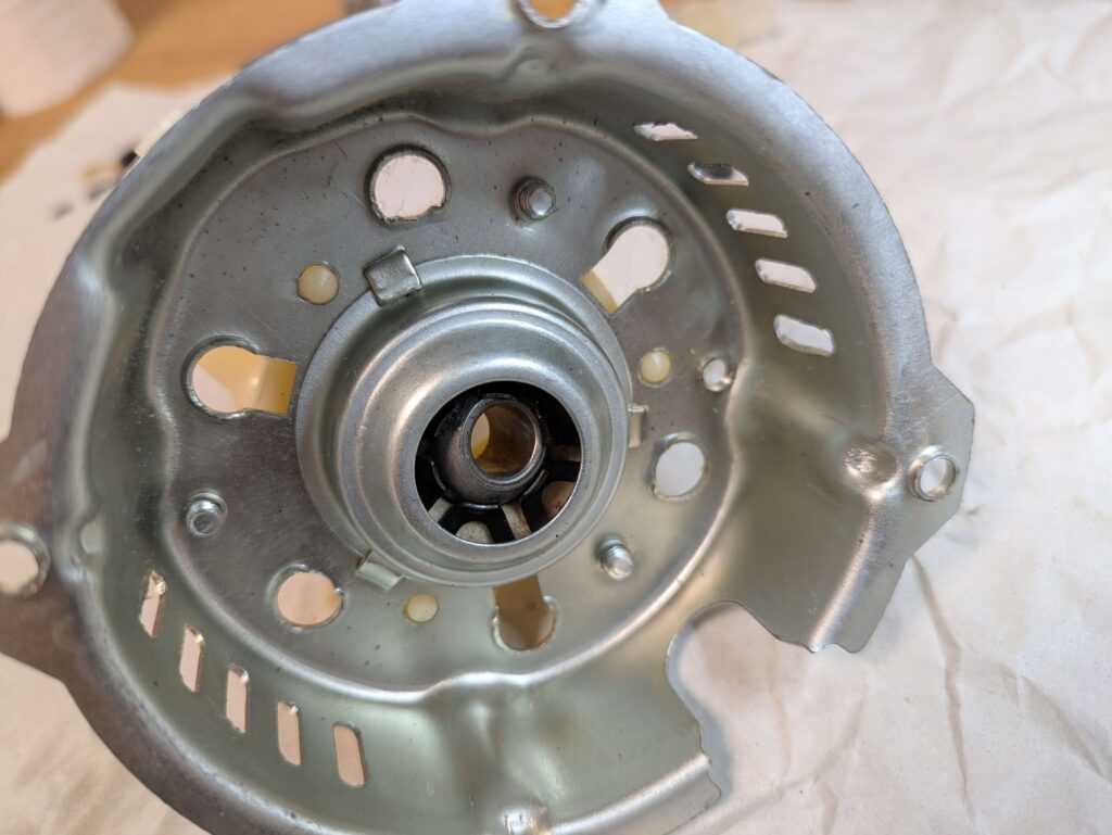 ボール型のジョイントが動いている状態（清掃後の可動確認）