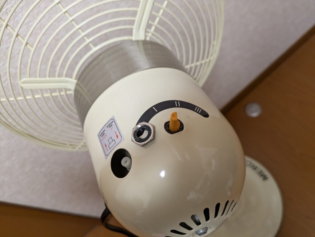  電源速度コントロールスイッチを固定する14mm六角ナットを外した状態(ナット内の折れた黒い樹脂は、破損したプラスチック製ネジ山）