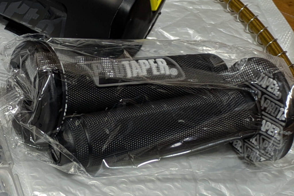 穴あけ加工前のクローズドエンドグリップ