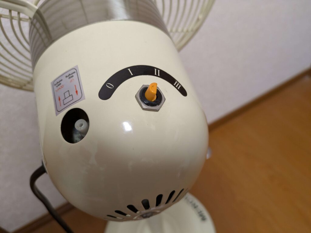 電源速度コントロールツマミと左右首振りツマミを外した状態