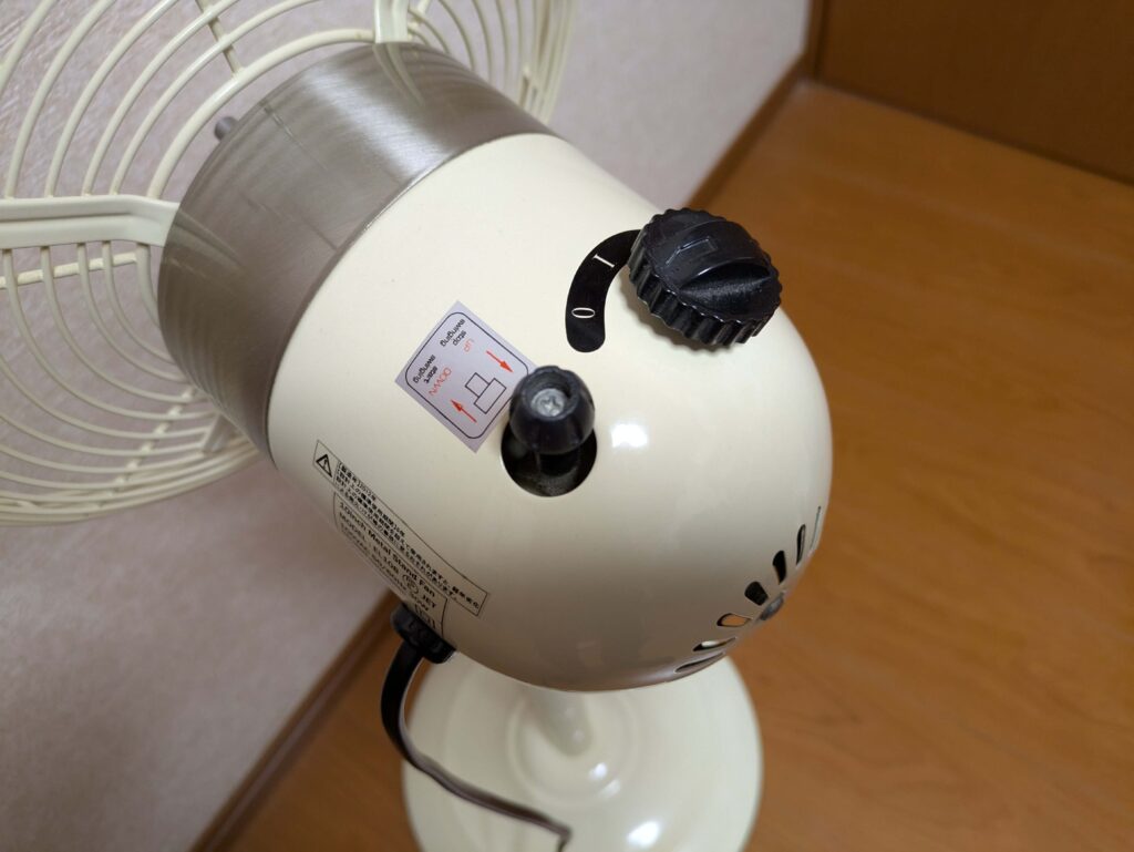 電源速度コントロールツマミと左右首振りツマミ（取り外し前）