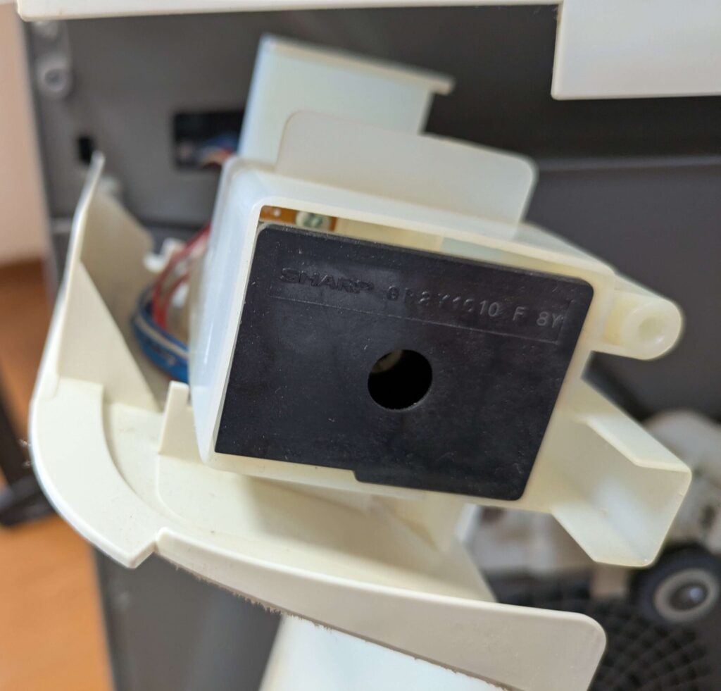 黒いBOX内に格納されたホコリセンサー（空気清浄機の粉塵検知機構）