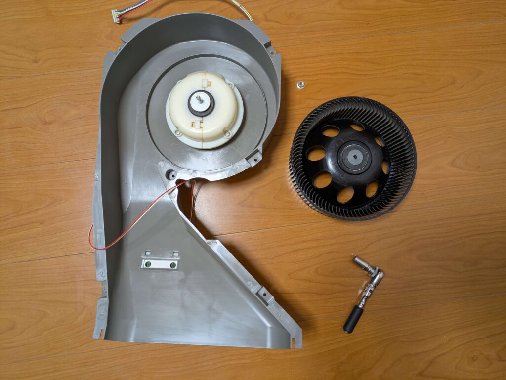 シロッコファンを外した状態（10mm六角ナットで固定されていた）