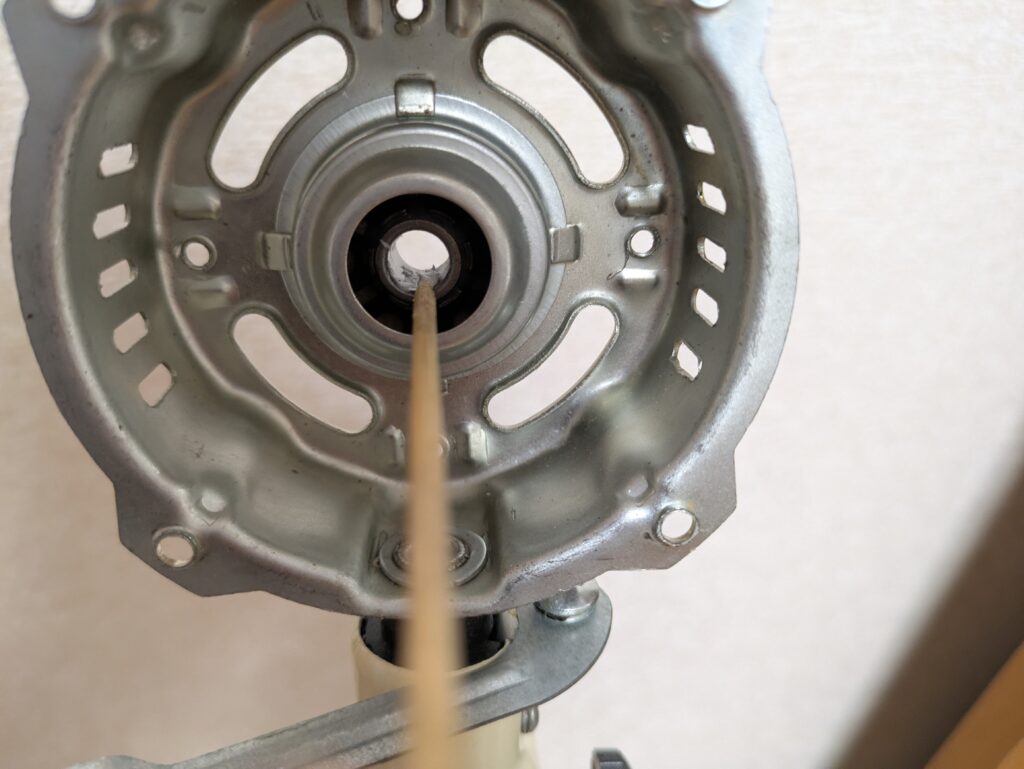 前軸受ジョイントに竹串でグリス塗布