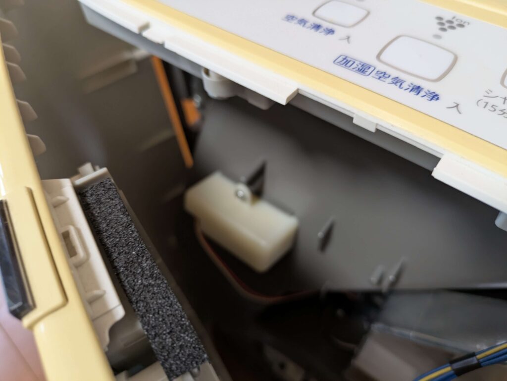 フロントカバー真ん中のツメ（外し方の構造確認）