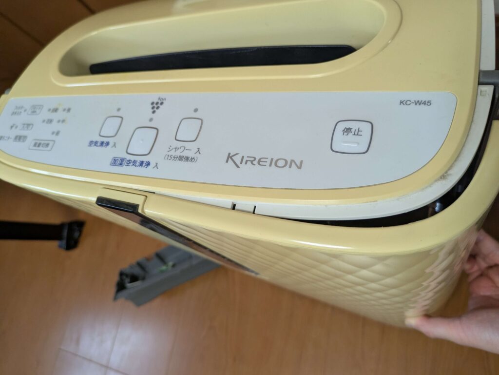 フロントカバーを外す作業（真ん中の爪が固い）