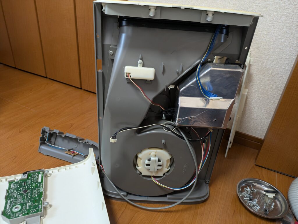 フロントカバーを外した内部全体（操作部とメイン基板のコネクタ接続）